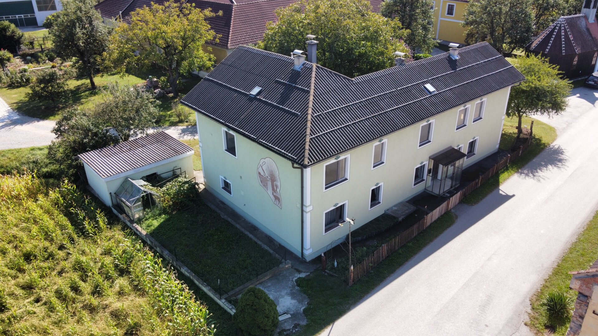 großzügiges Wohnhaus mit zwei Wohneinheiten in Stadtnähe