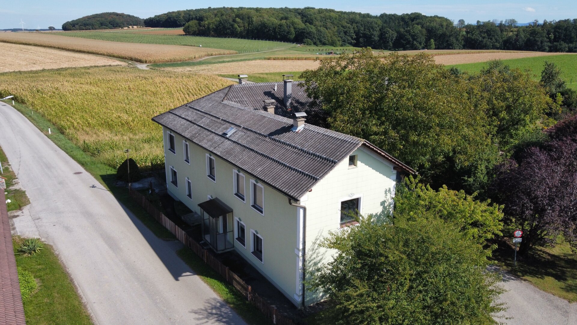 großzügiges Wohnhaus mit zwei Wohneinheiten in Stadtnähe