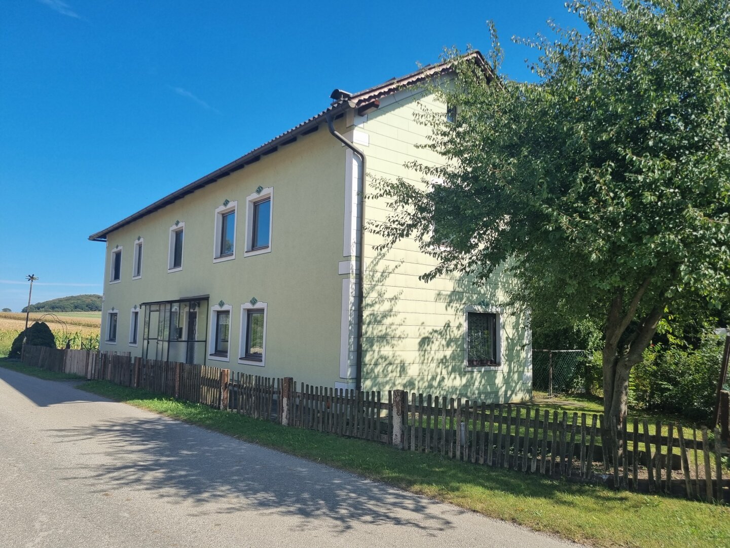 großzügiges Wohnhaus mit zwei Wohneinheiten in Stadtnähe