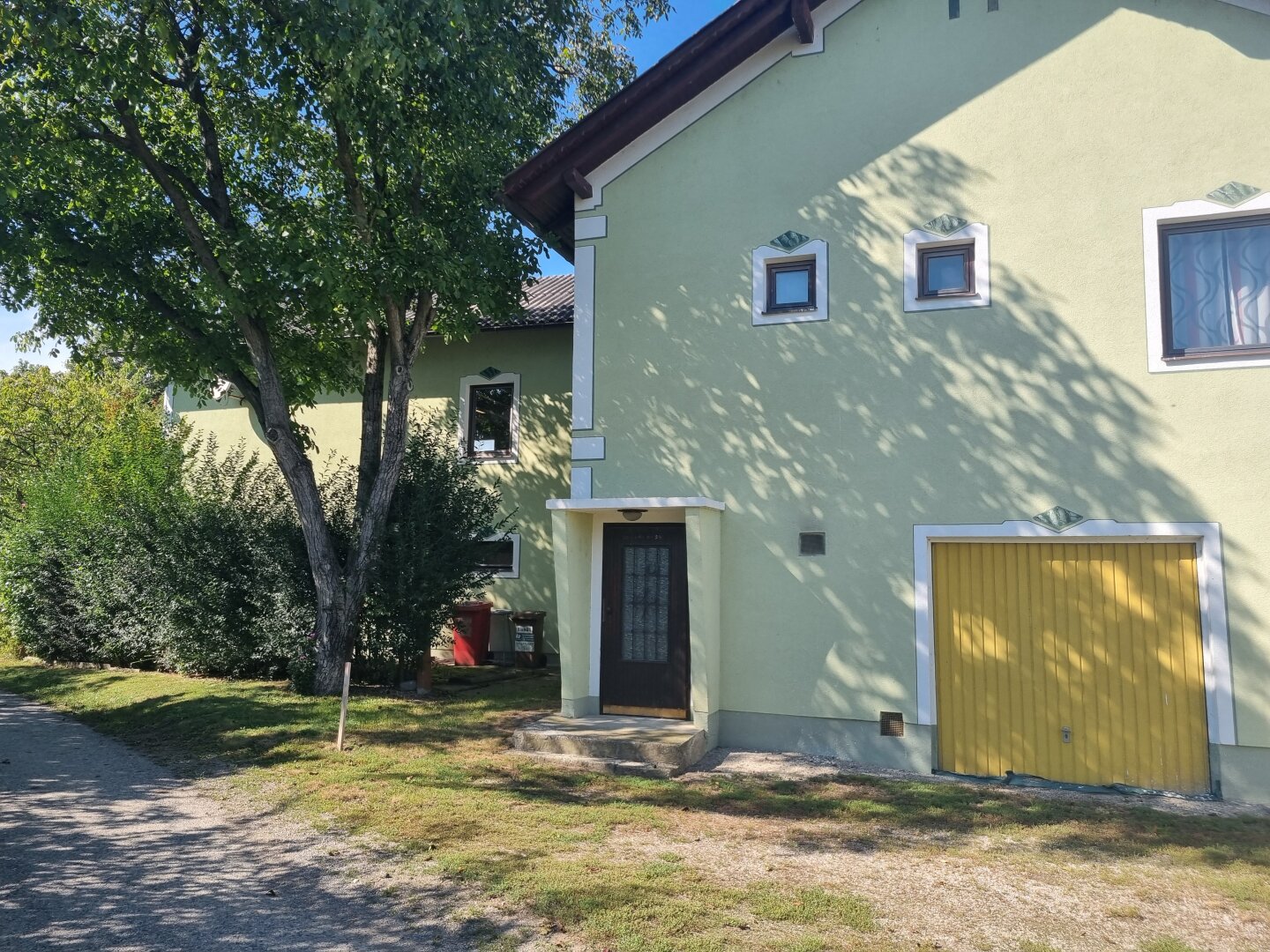 großzügiges Wohnhaus mit zwei Wohneinheiten in Stadtnähe