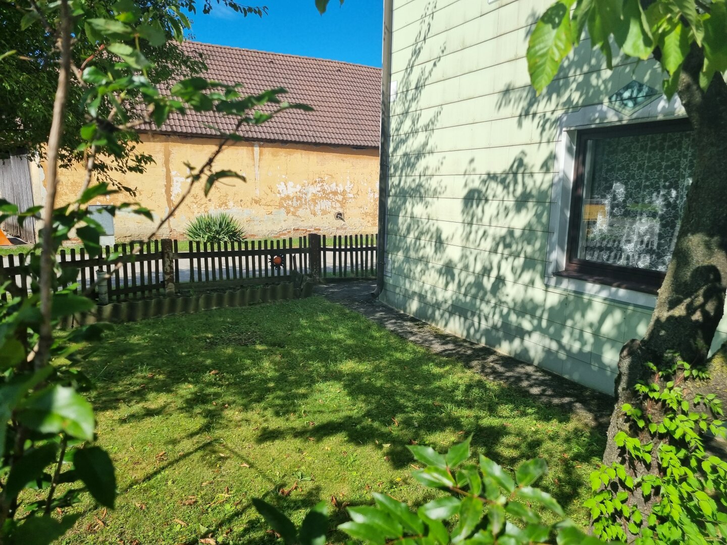 großzügiges Wohnhaus mit zwei Wohneinheiten in Stadtnähe