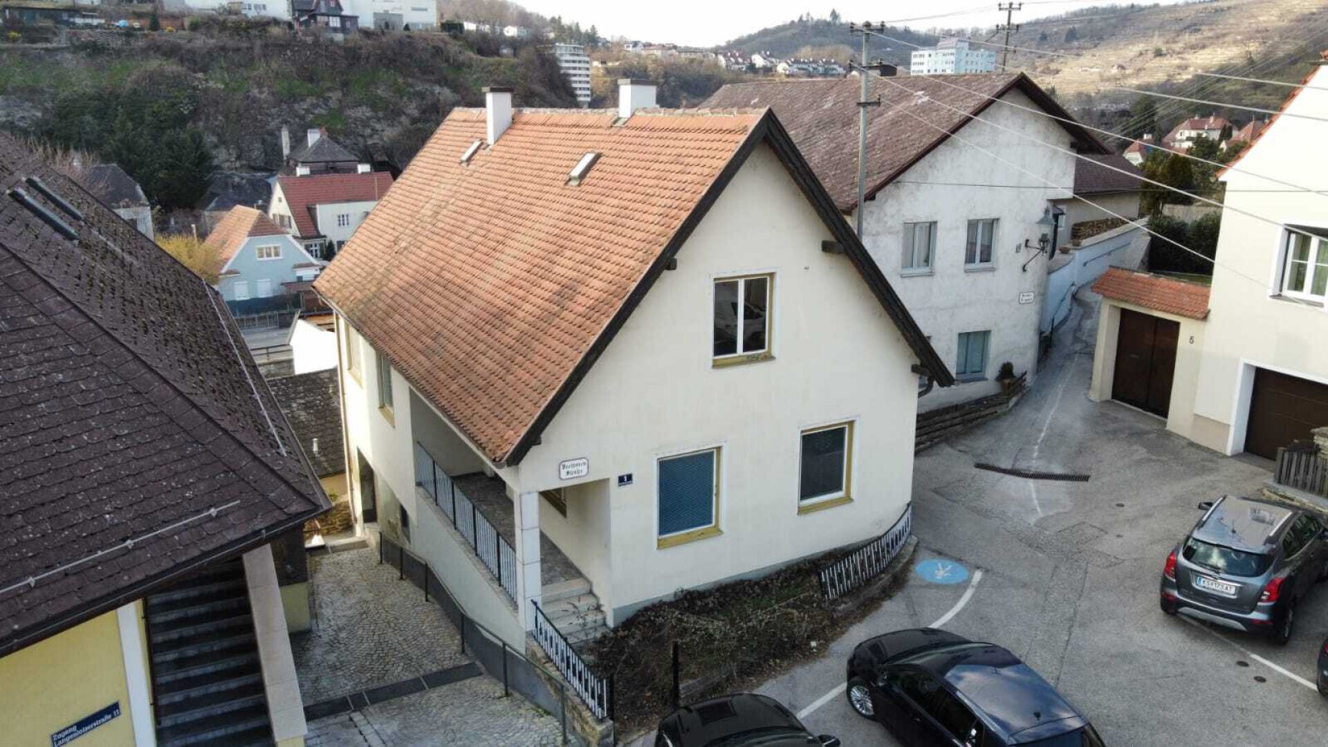 Wohnen im Zentrum: sanierungsbedürftiges Einfamilienhaus mit Entwicklungspotential (inkl. Studie)