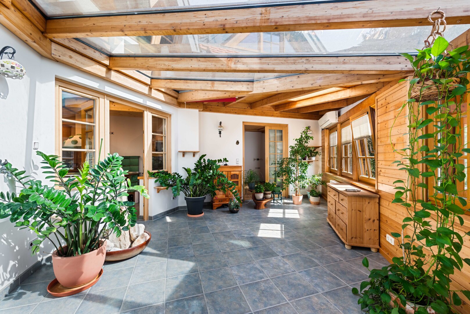 Wintergarten mit Abgang in den Wellnessbereich