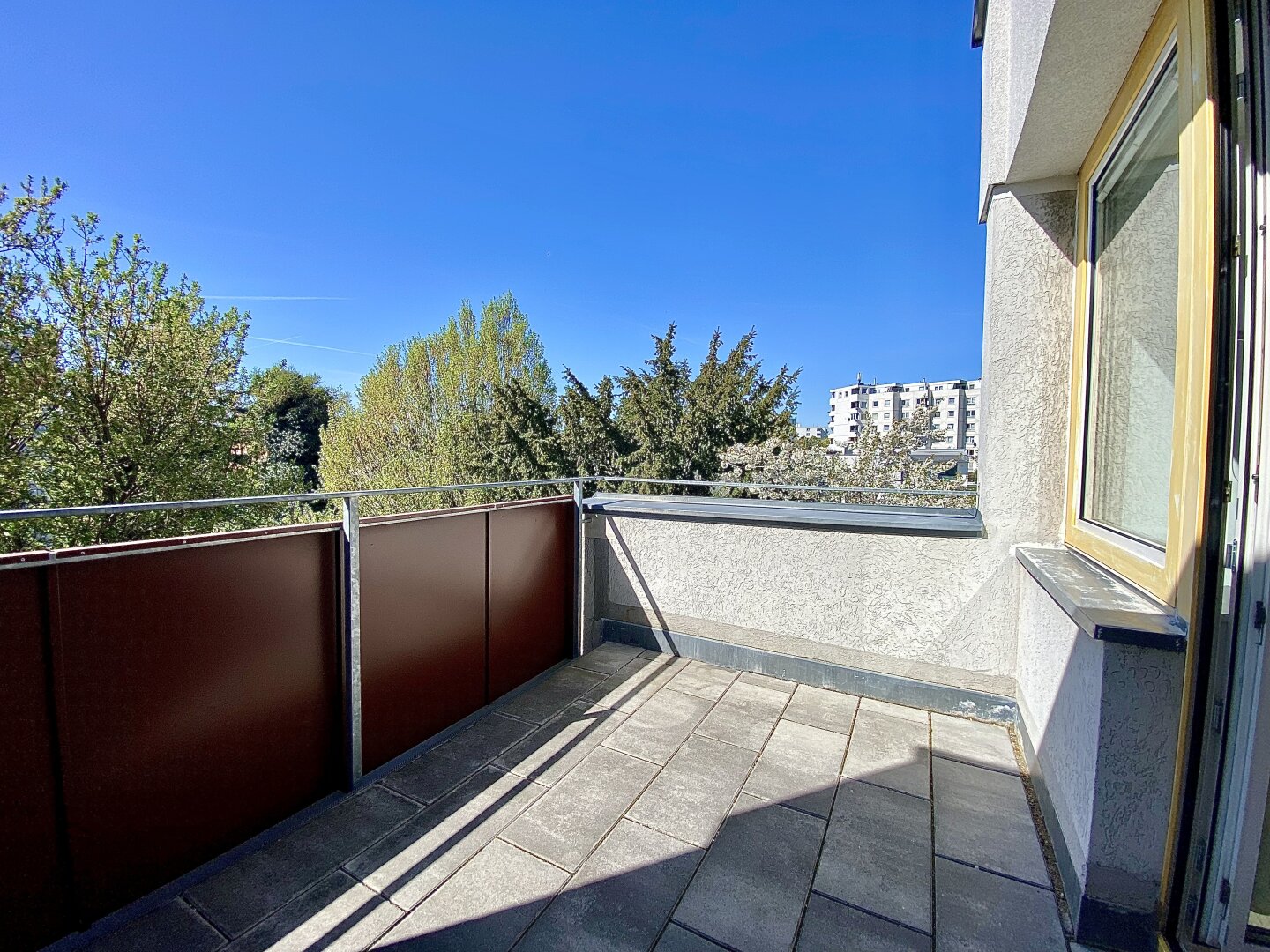 Ruhige 4–5 Zi-Wohnung mit Südterrasse, Garage & Hobbyraum | renoviert | U6-Nähe