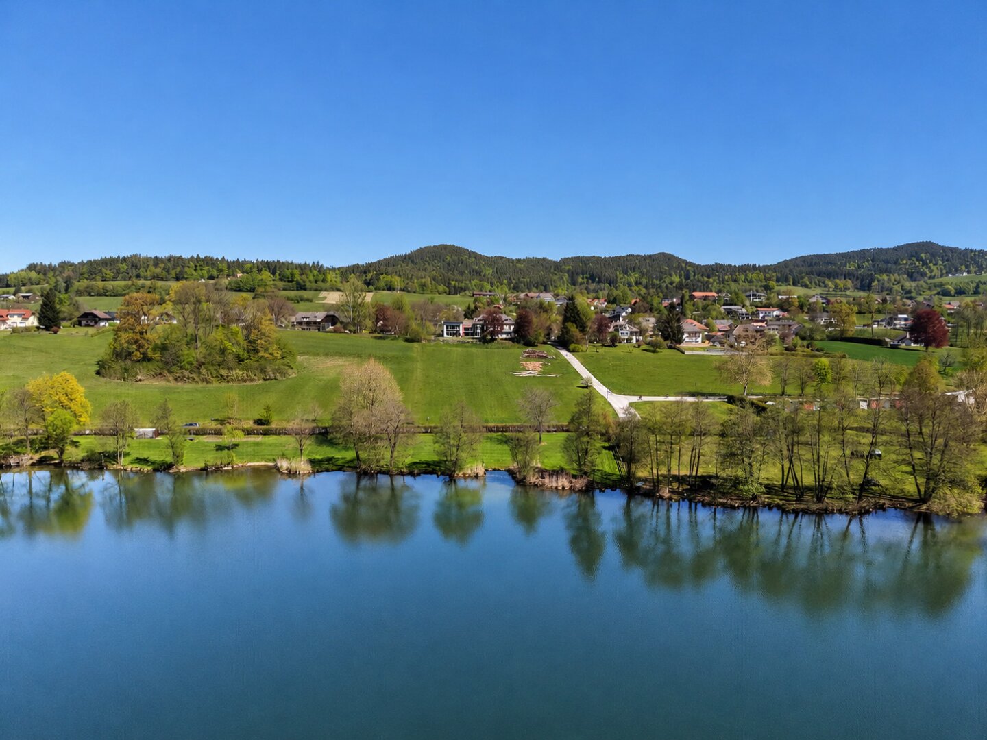 Exklusive Wohnperle am Rauschelesee: Eleganz, Seeblick und unvergleichliches Wohngefühl