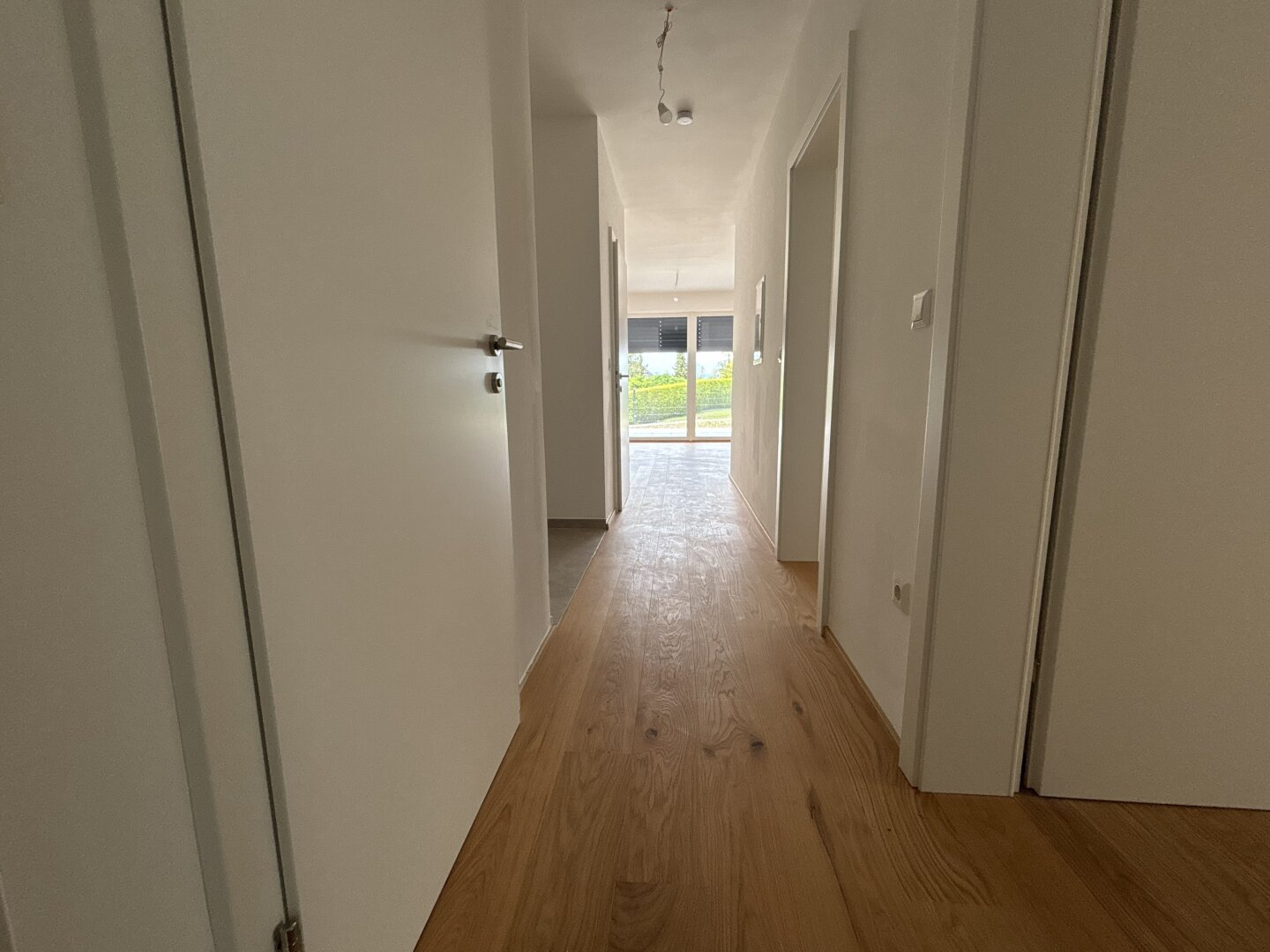 Moderne Erstbezugswohnung mit Garten & Doppelcarport!