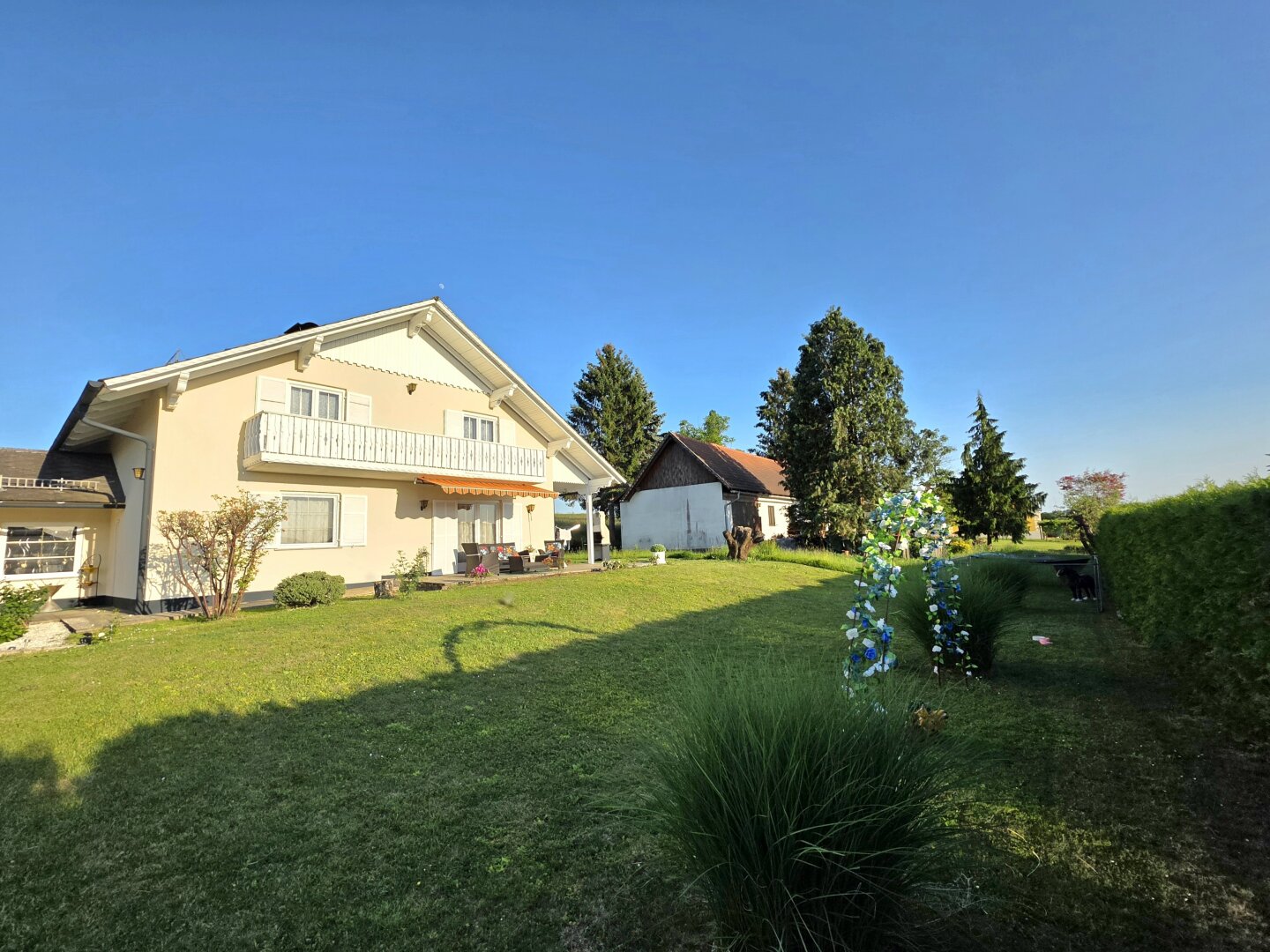 Sonniges Einfamilienhaus mit großem Grundstück!