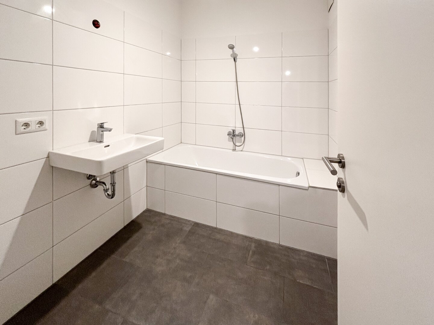 Moderne 2-Zimmer-Wohnung mit großzügiger Loggia & TG-Stellplatz