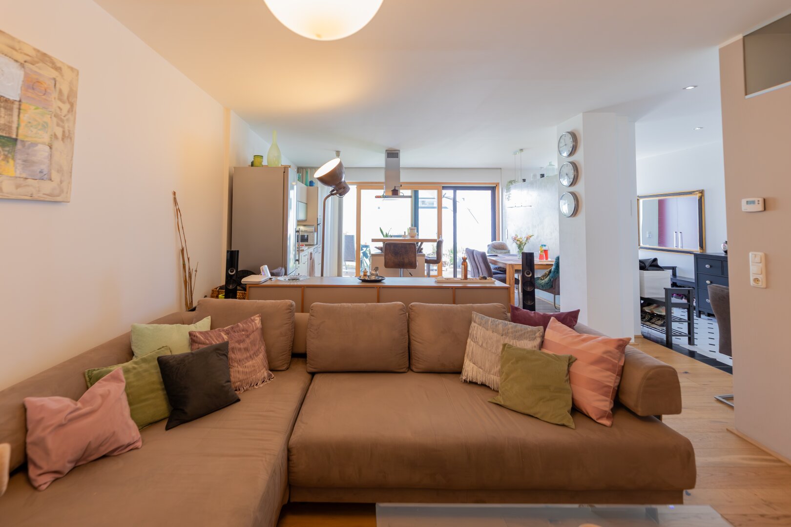 Blick vom Wohnzimmer Richtung Küche und Essbereich