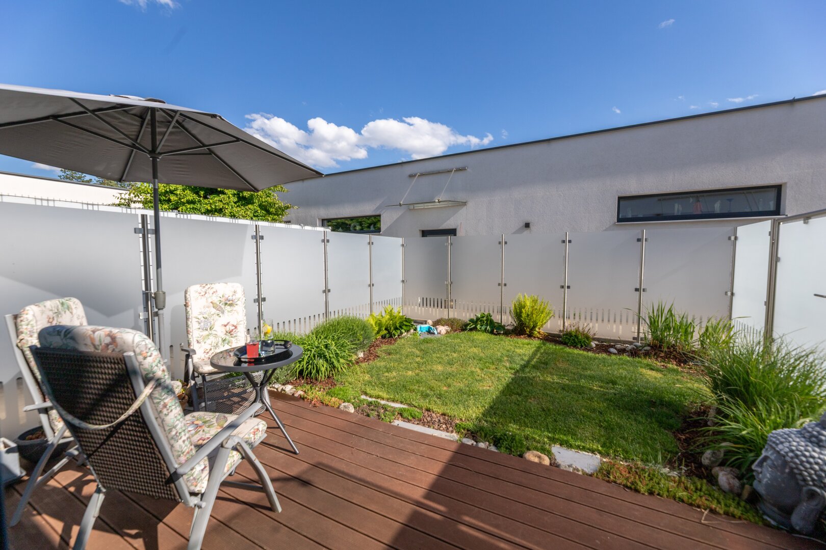 Terrasse und Garten Vorderseite
