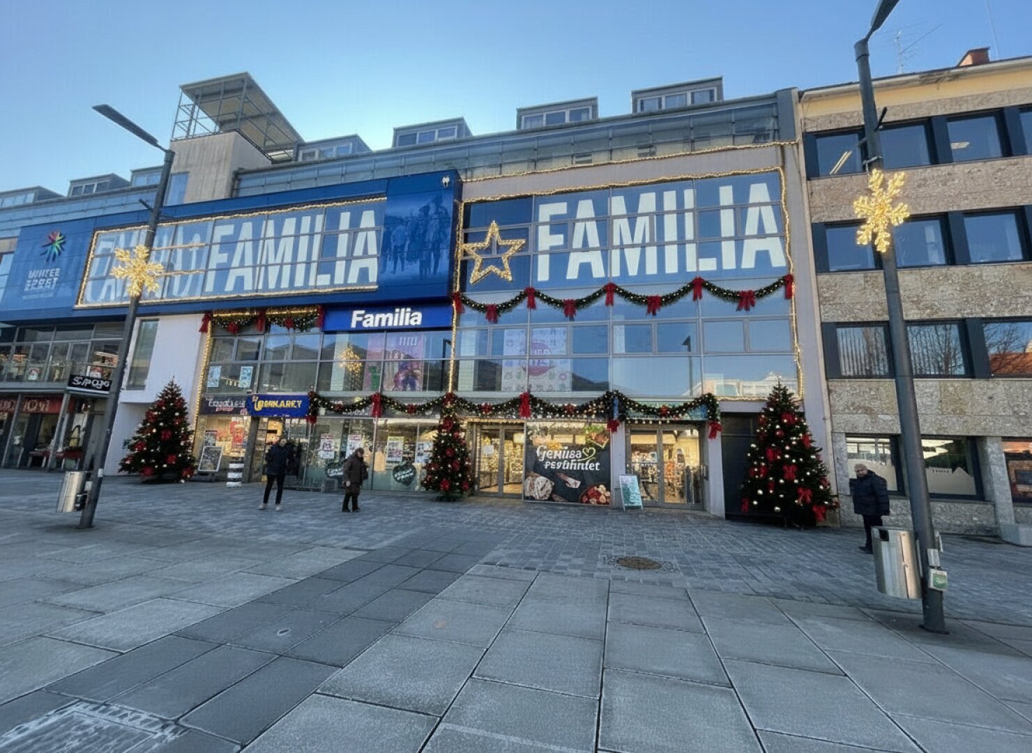 Beispielname ``FAMILIA`` und Außenanlage