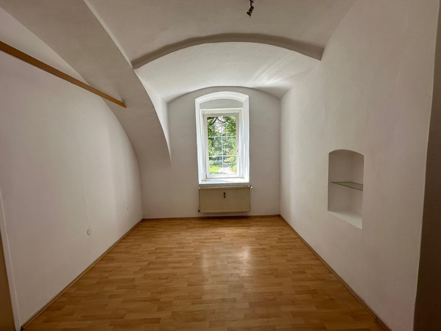 Attraktives Investitionsobjekt: Vielseitiges Zinshaus mit Potenzial in der Kärntnerstraße – Ihr zukünftiger Firmenstandort zum Kauf