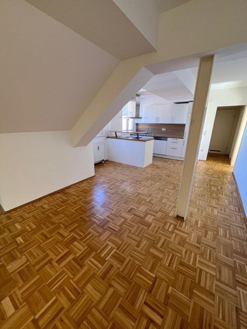 Besonders fulminante Dreieinhalbzimmerwohnung in sehr zentraler Lage, in der Griesgasse 38, zu vermieten! WG geeignet.