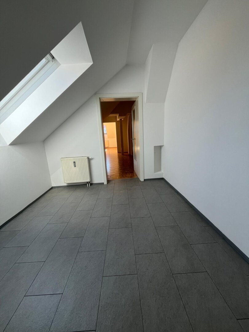 Besonders fulminante Dreieinhalbzimmerwohnung in sehr zentraler Lage, in der Griesgasse 38, zu vermieten! WG geeignet.