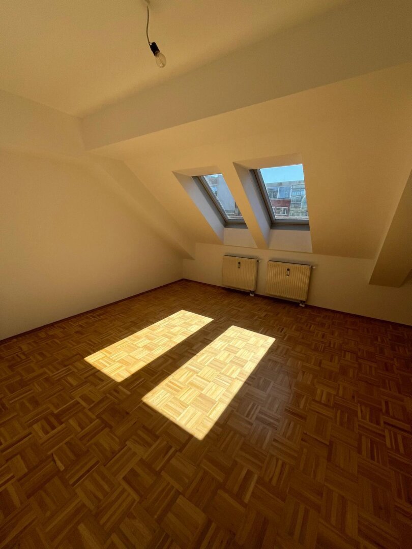 Besonders fulminante Dreieinhalbzimmerwohnung in sehr zentraler Lage, in der Griesgasse 38, zu vermieten! WG geeignet.