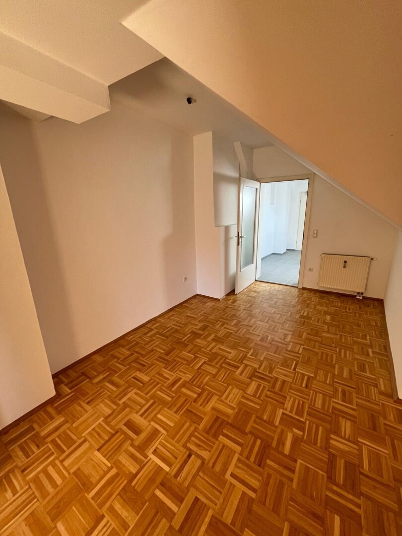 Besonders fulminante Dreieinhalbzimmerwohnung in sehr zentraler Lage, in der Griesgasse 38, zu vermieten! WG geeignet.