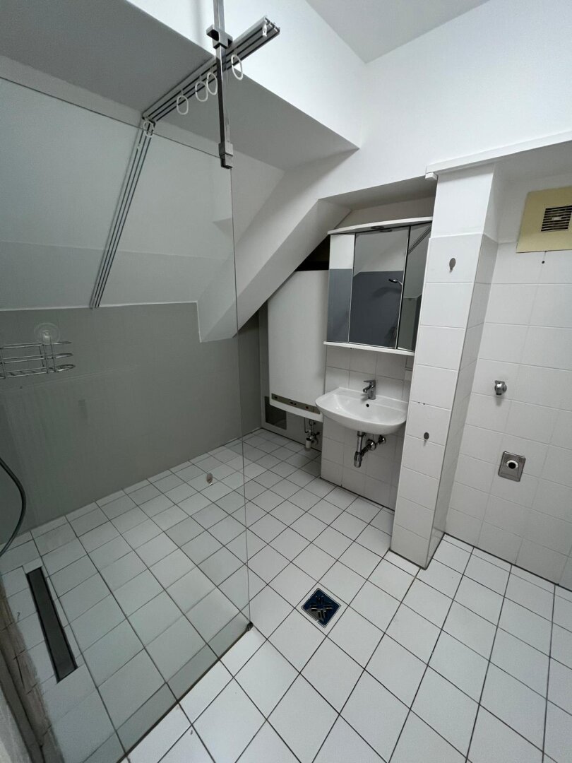 Besonders fulminante Dreieinhalbzimmerwohnung in sehr zentraler Lage, in der Griesgasse 38, zu vermieten! WG geeignet.