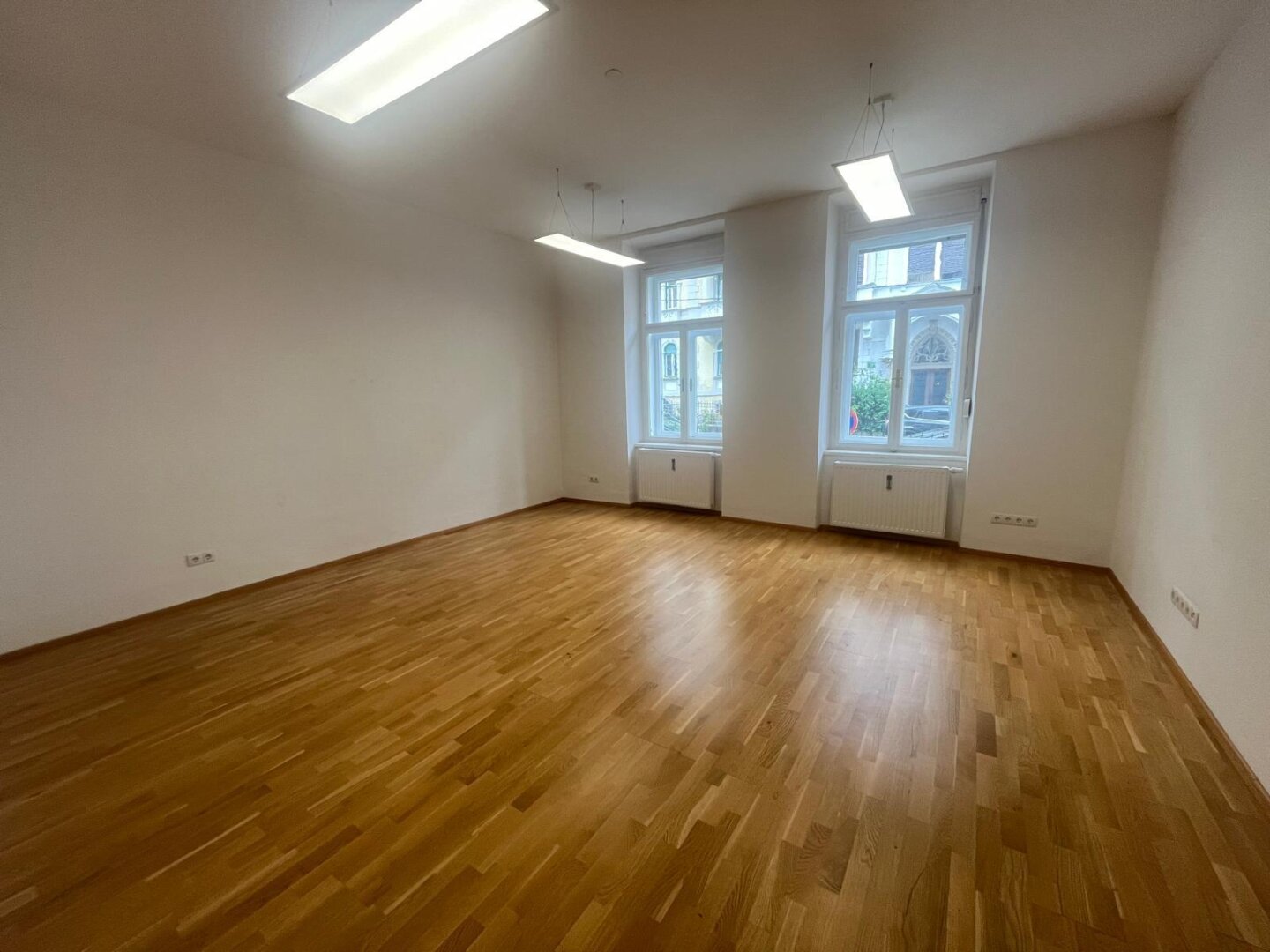 Exzeptionelle & ausgesprochen gepflegte Büro- oder Praxisfläche mit Balkon im Herzen von St. Leonhard – Ihr neuer Standort in Graz zur Miete!
