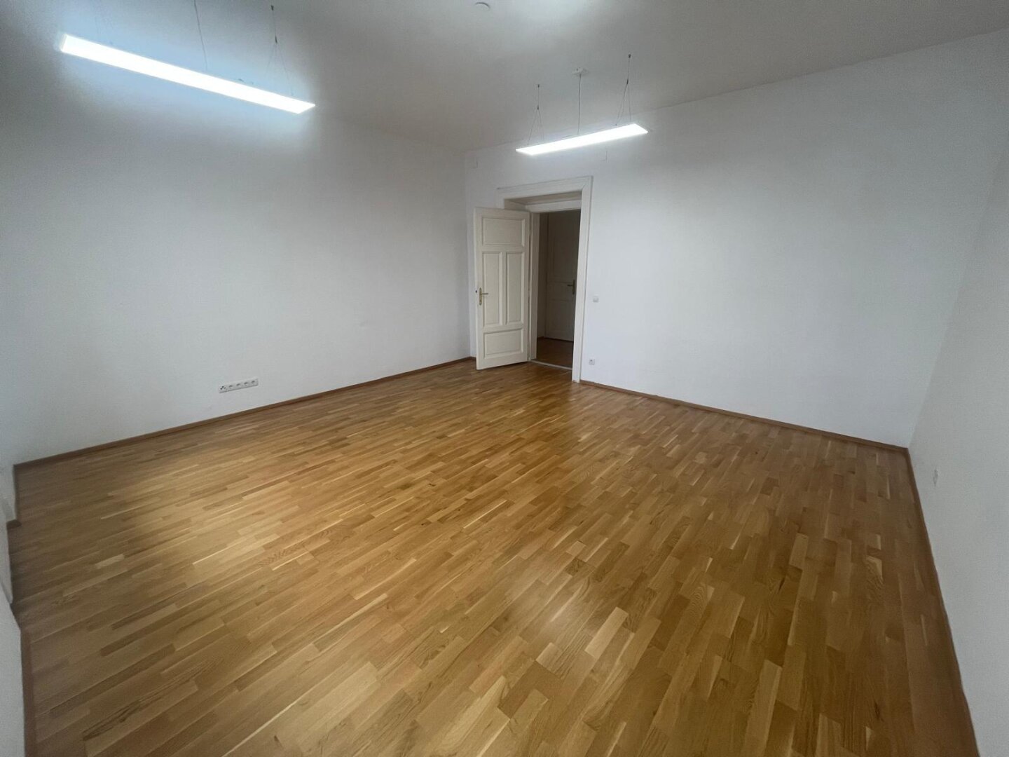 Exzeptionelle & ausgesprochen gepflegte Büro- oder Praxisfläche mit Balkon im Herzen von St. Leonhard – Ihr neuer Standort in Graz zur Miete!