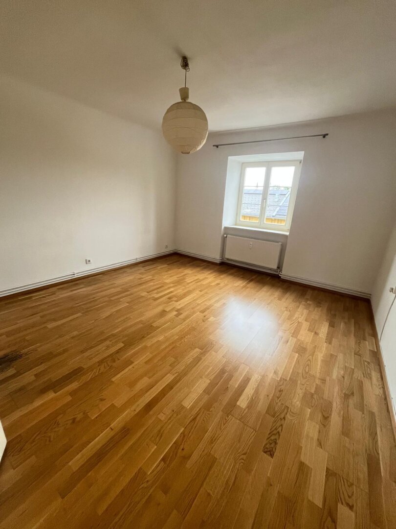 Sehr schöne und unprätentiöse Zweizimmerwohnung in direkter Nähe zum Citypark zu vermieten. Haustiere erlaubt.