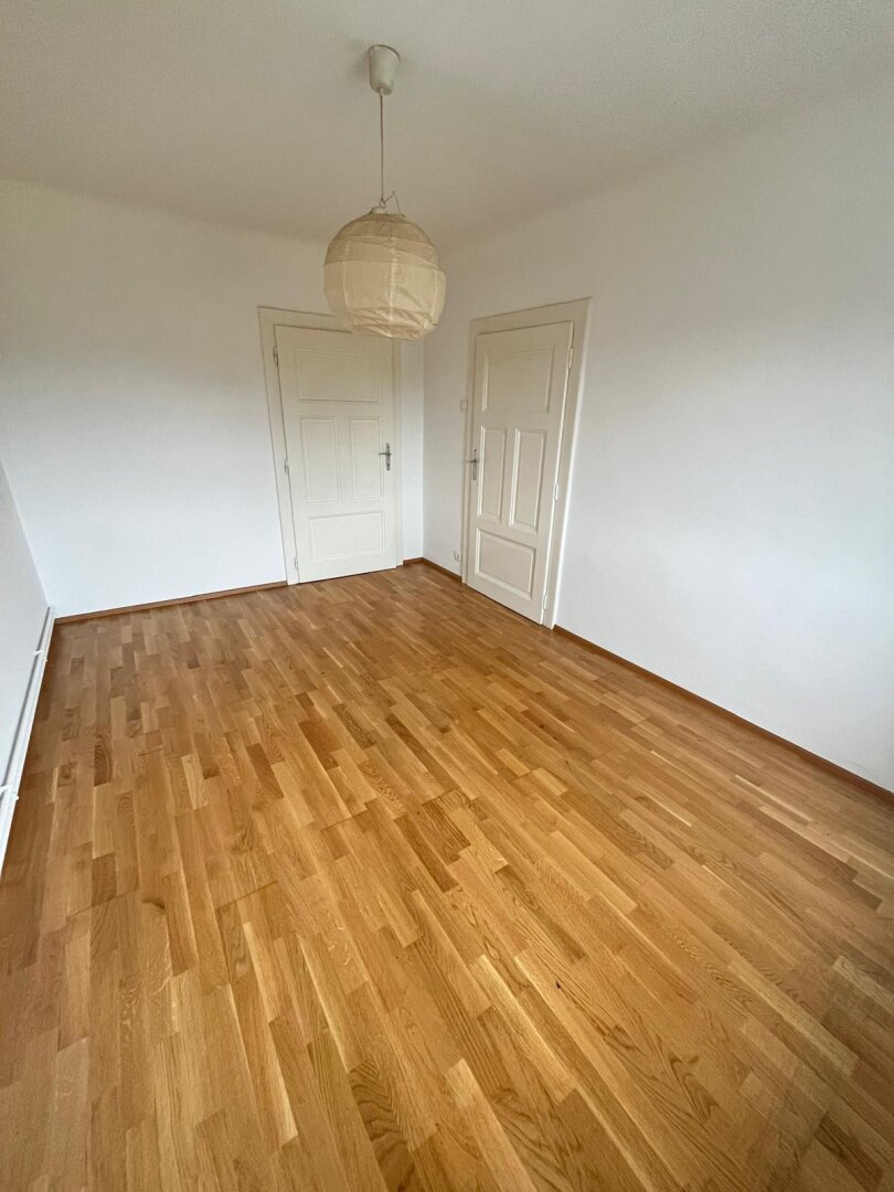 Sehr schöne und unprätentiöse Zweizimmerwohnung in direkter Nähe zum Citypark zu vermieten. Haustiere erlaubt.