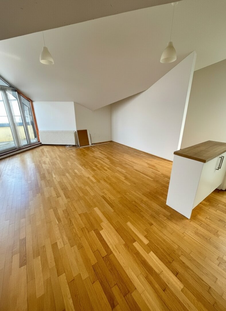 Auffallend exzellente Dachgeschoßwohnung nähe KF-Uni zu vermieten (WG möglich)!