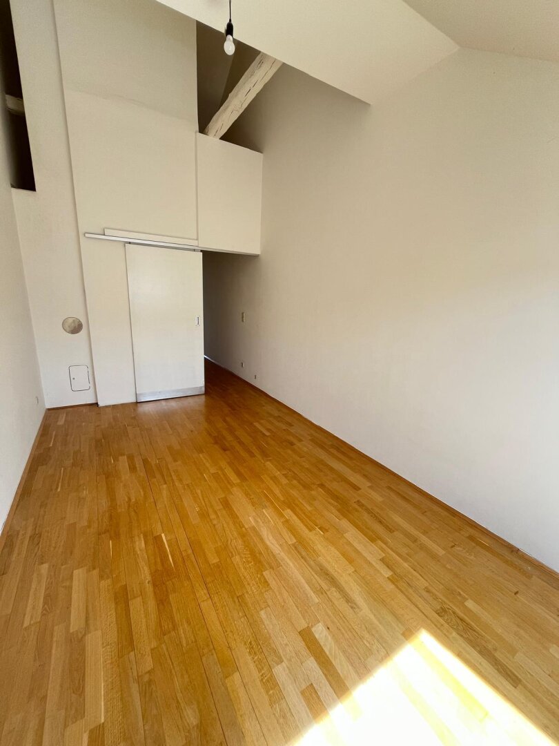 Auffallend exzellente Dachgeschoßwohnung nähe KF-Uni zu vermieten (WG möglich)!