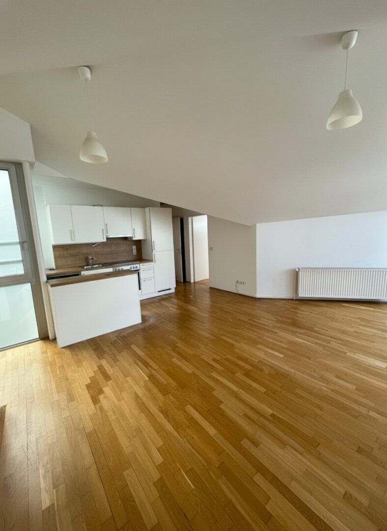 Auffallend exzellente Dachgeschoßwohnung nähe KF-Uni zu vermieten (WG möglich)!