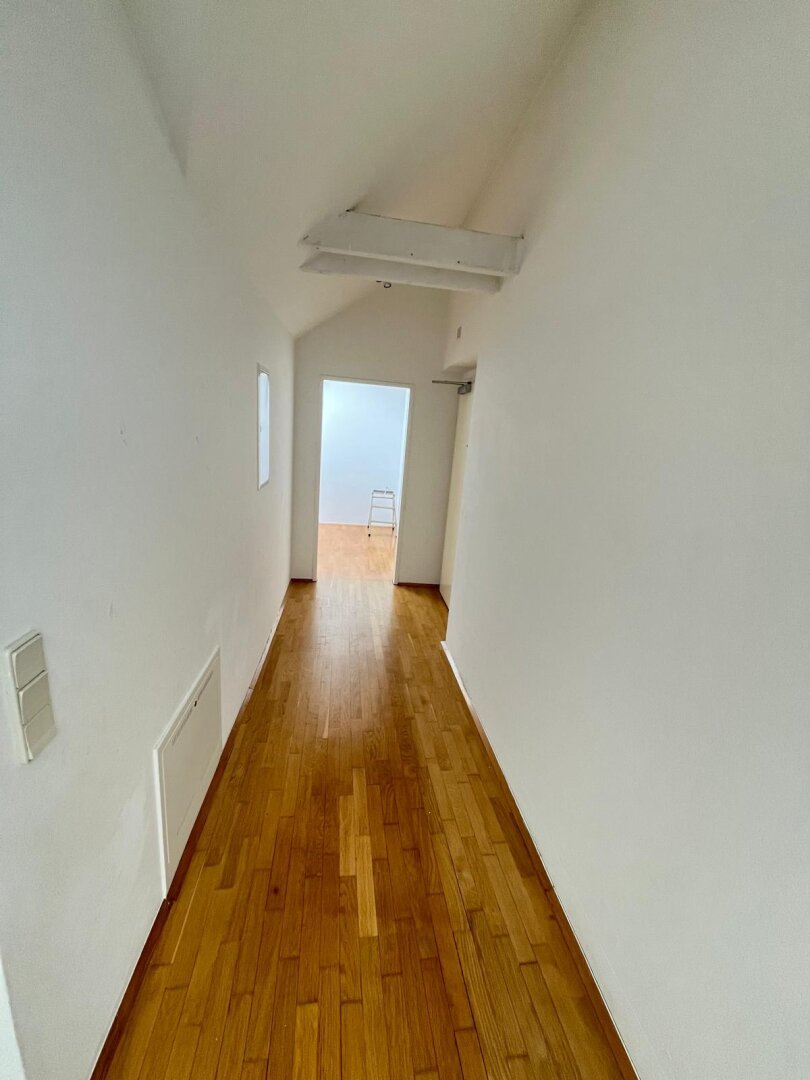 Auffallend exzellente Dachgeschoßwohnung nähe KF-Uni zu vermieten (WG möglich)!