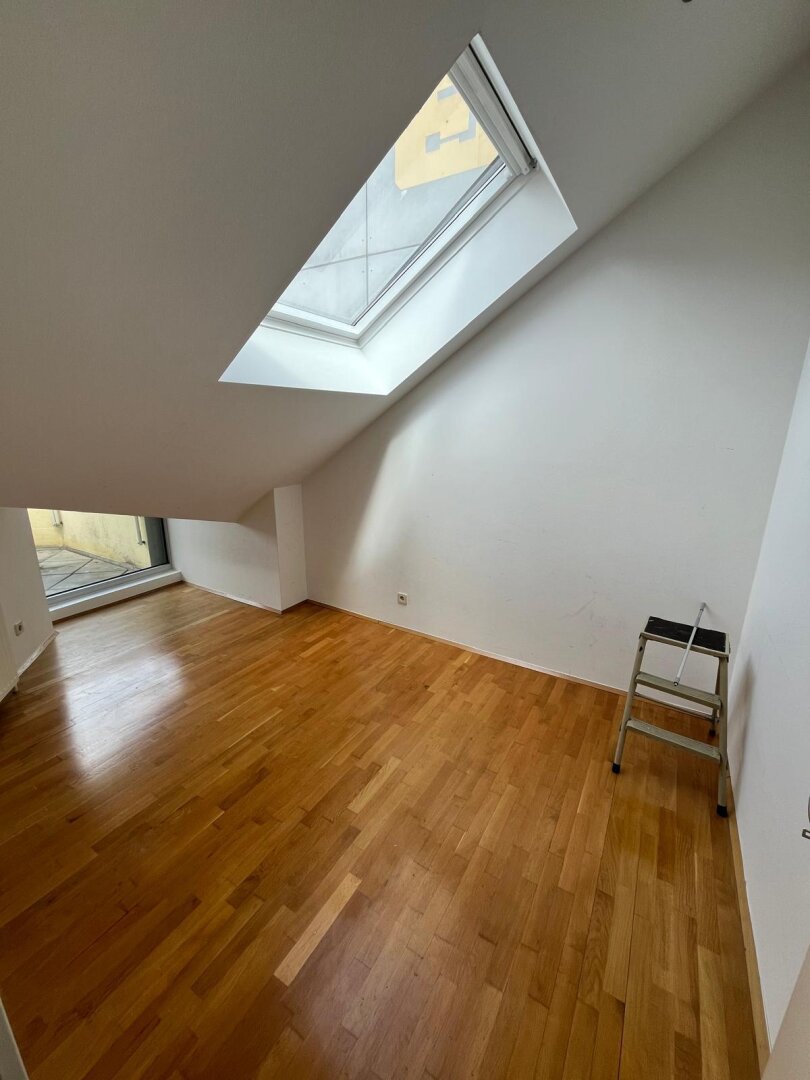 Auffallend exzellente Dachgeschoßwohnung nähe KF-Uni zu vermieten (WG möglich)!