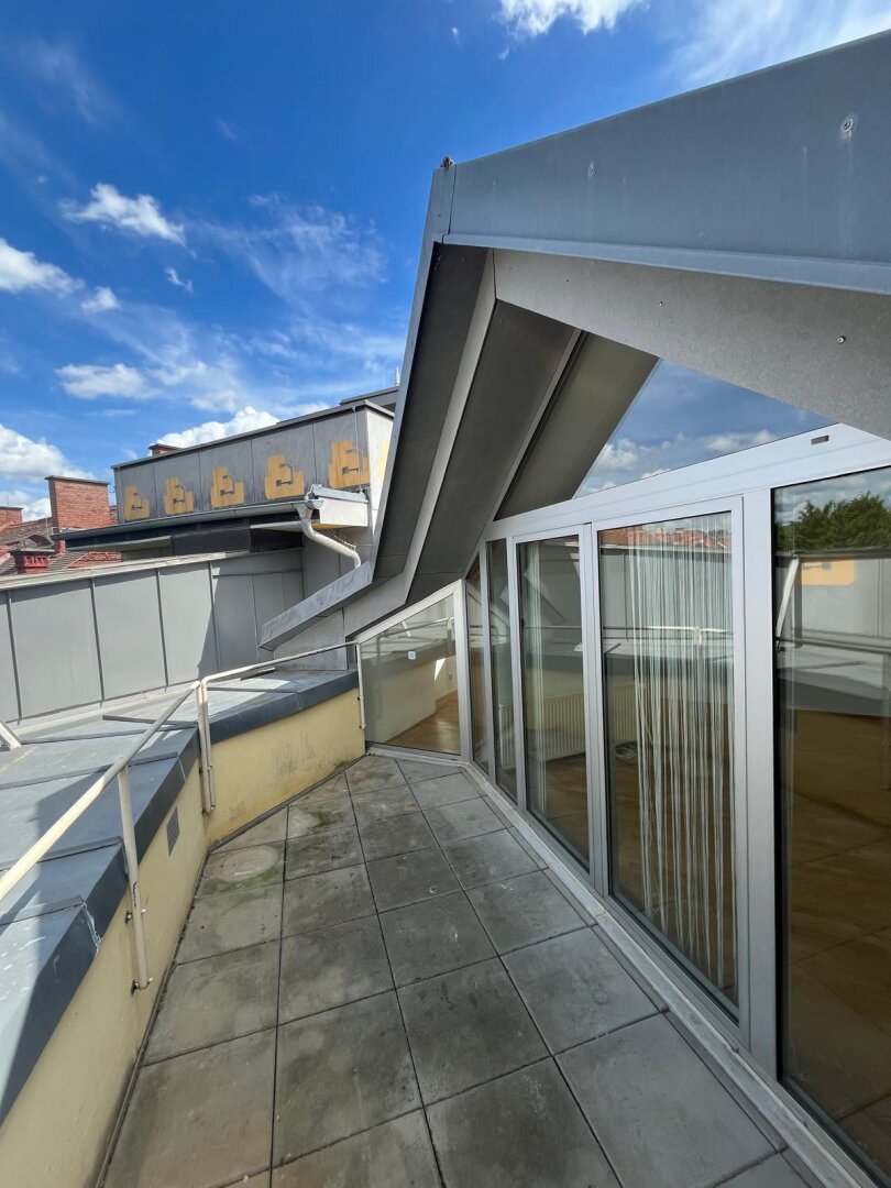 Auffallend exzellente Dachgeschoßwohnung nähe KF-Uni zu vermieten (WG möglich)!