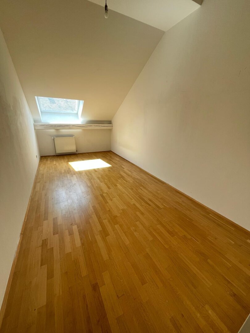 Auffallend exzellente Dachgeschoßwohnung nähe KF-Uni zu vermieten (WG möglich)!