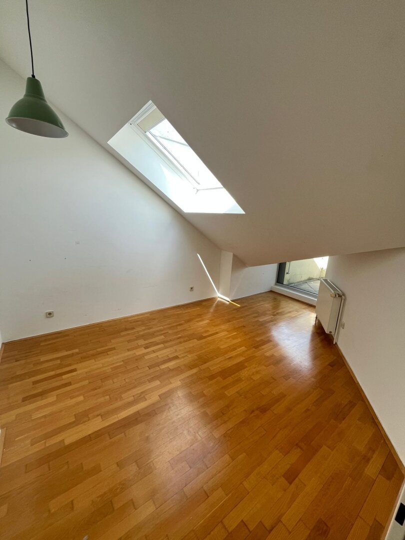Auffallend exzellente Dachgeschoßwohnung nähe KF-Uni zu vermieten (WG möglich)!
