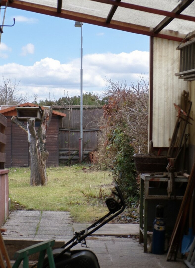 Offener Schuppen mit Kellerabgang