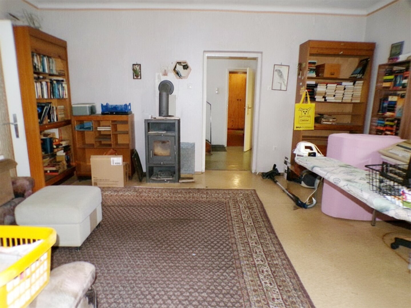 Linke Hälfte EG: Wohnzimmer mit Kamin