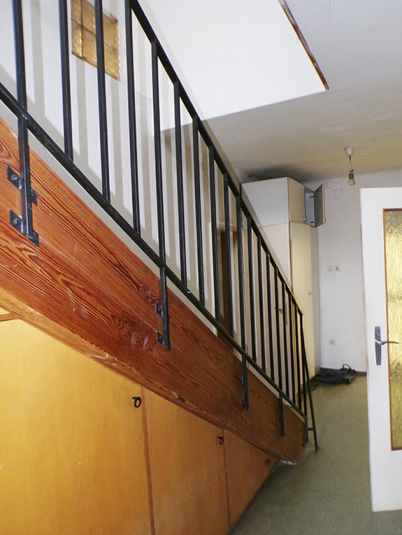 Linke Hälfte: Vorraum mit Stiegenaufgang