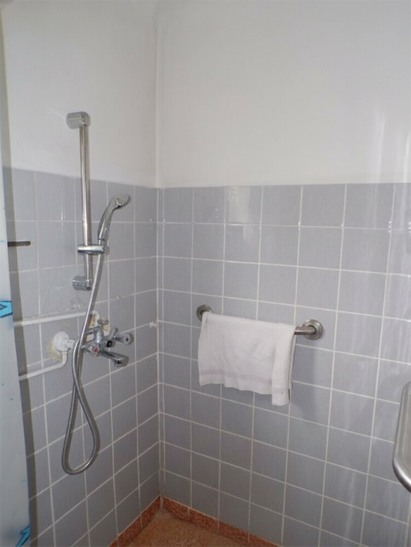 Linke Hälfte EG: Bad mit Dusche und Waschmaschinenanschluss