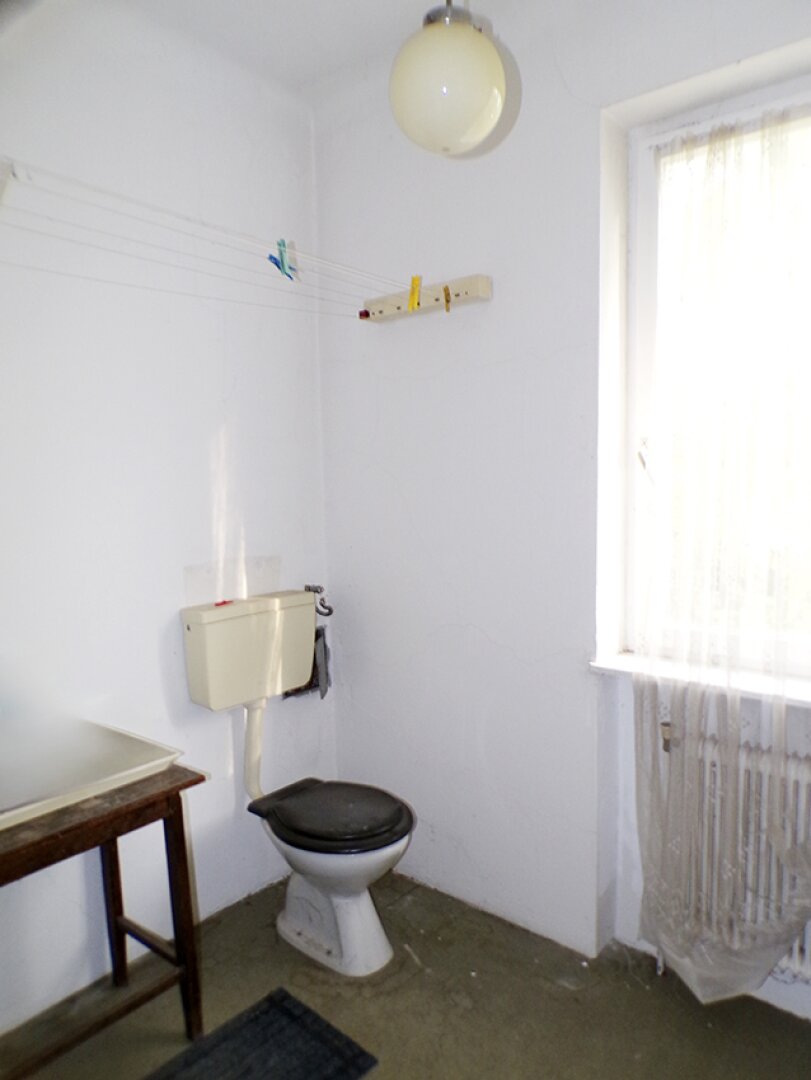 Linke Hälfte OG: Bad mit WC