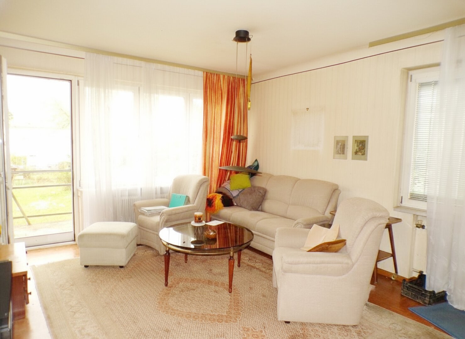 Rechte Hälfte: Wohnzimmer mit Ausgang auf die Terrasse/Garten