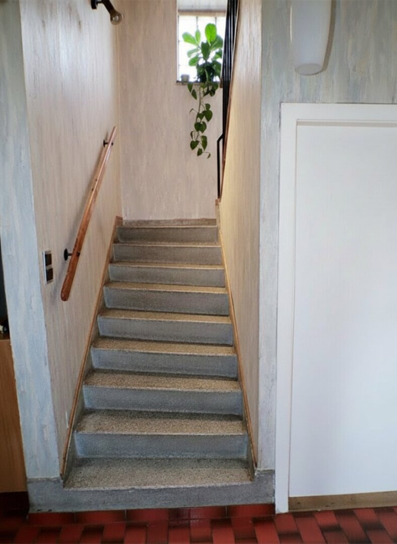 Rechte Hälfte: Stiegenaufgang