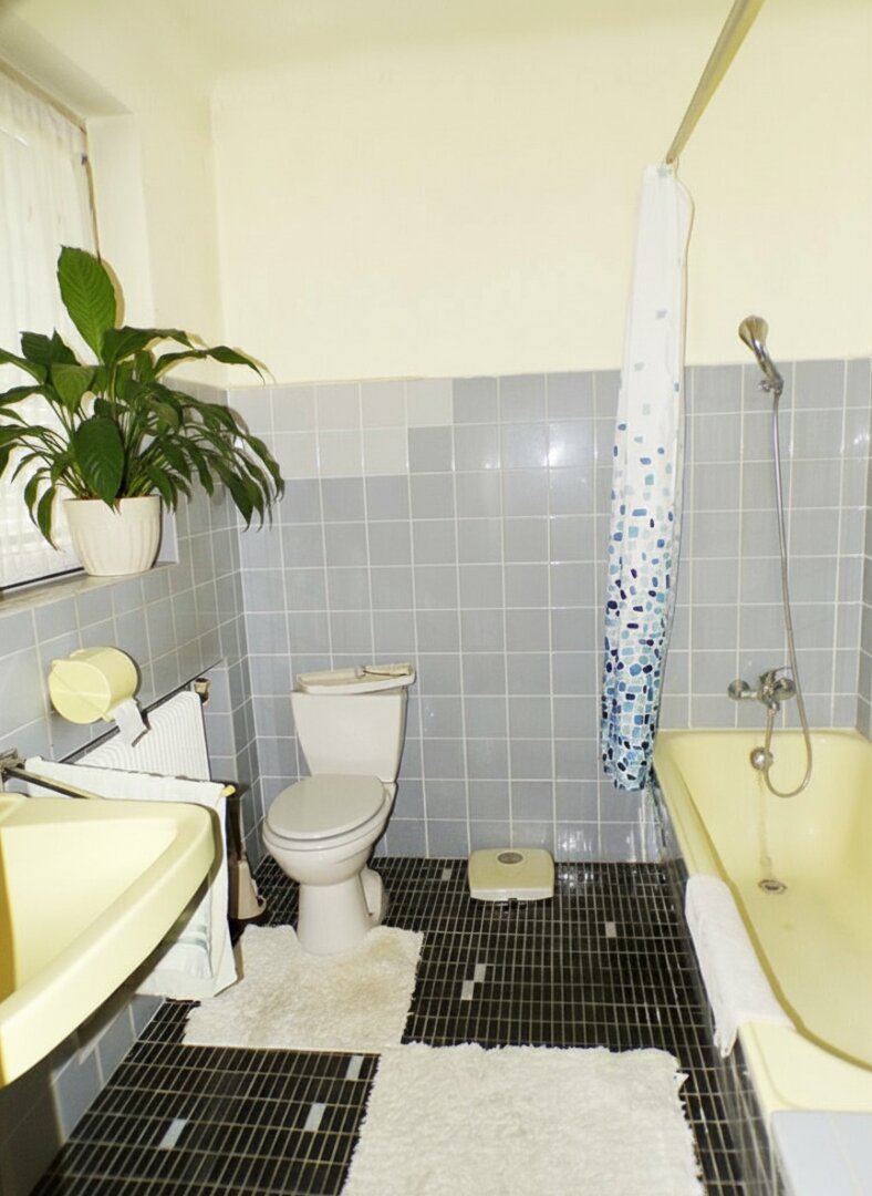 Rechte Hälfte: Badezimmer OG