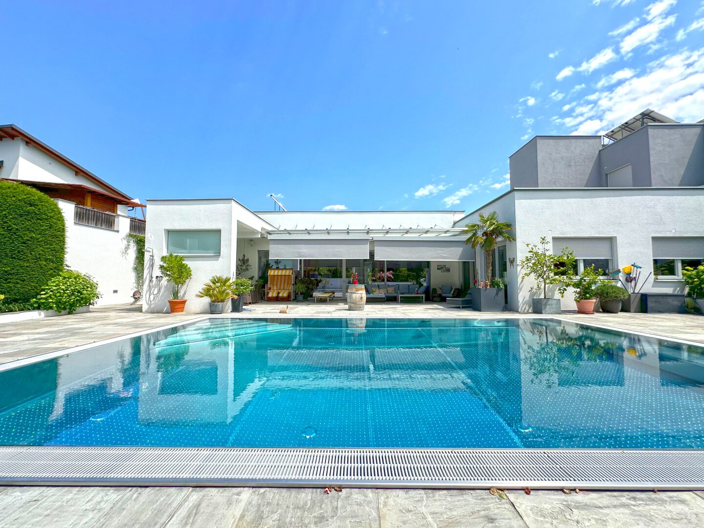 Große Terrasse mit Edelstahl-Überlaufpool