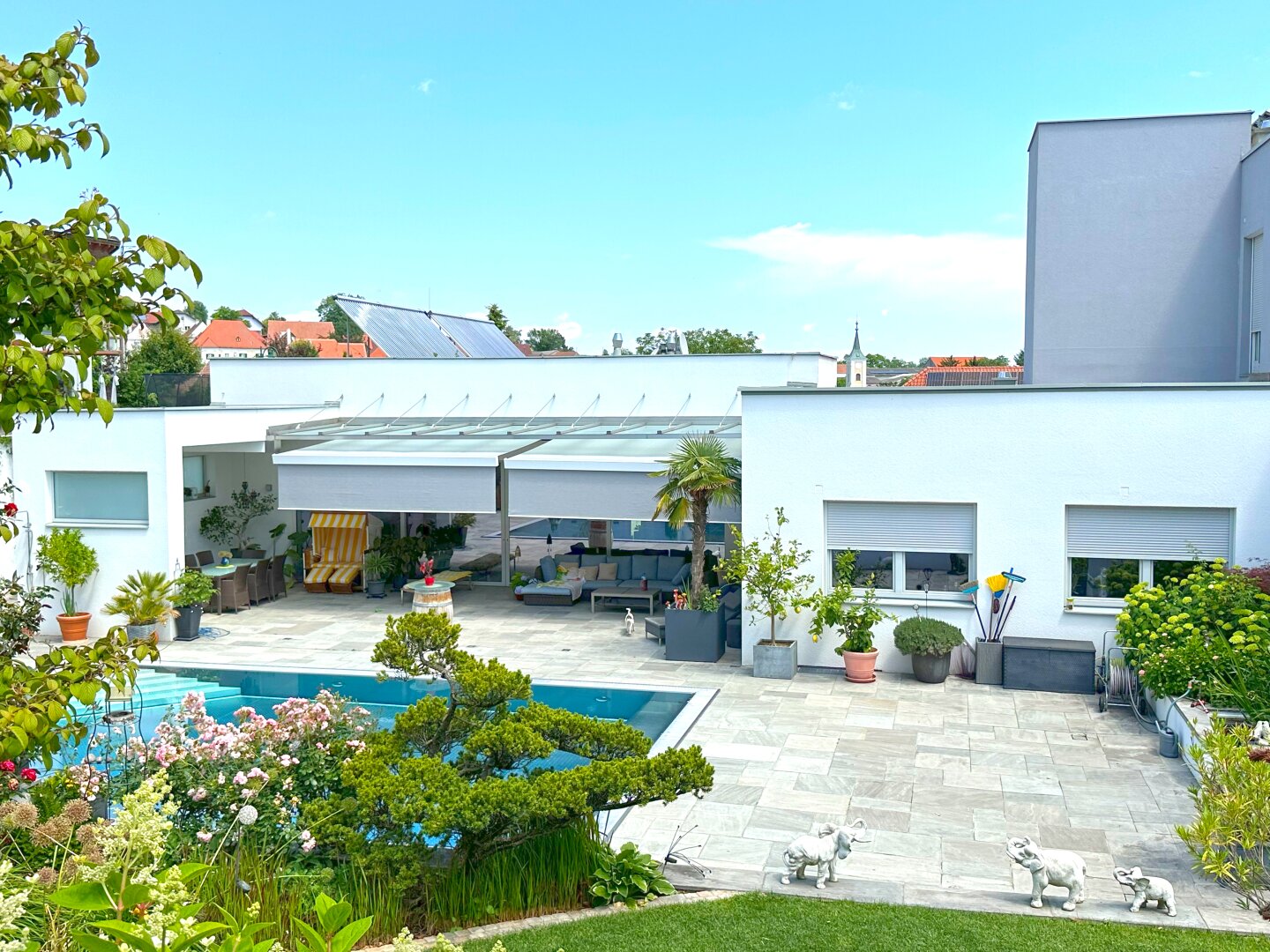 Große Terrasse mit Edelstahl-Überlaufpool