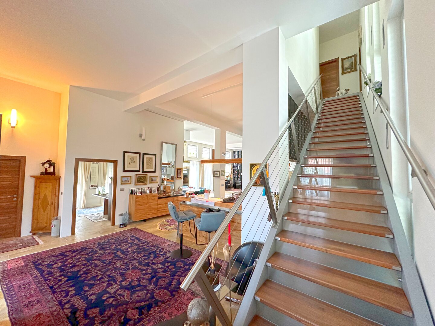 Wohnbereich mit Aufgang zum Master Bedroom