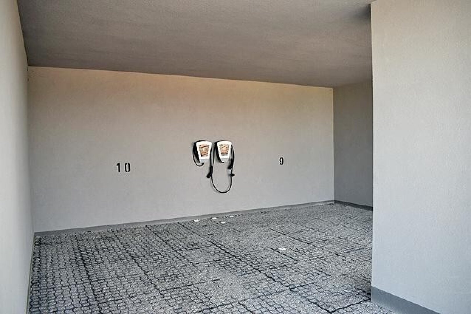 Überdachter Autoabstellplatz mit Ladestation