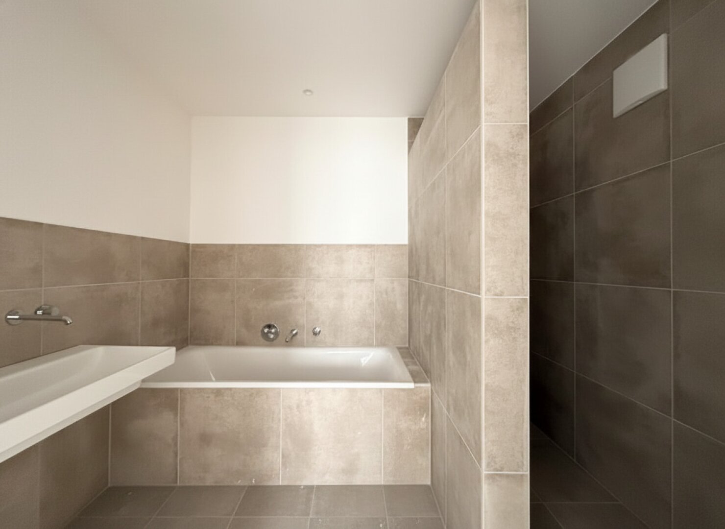 Bad mit Wanne und Dusche