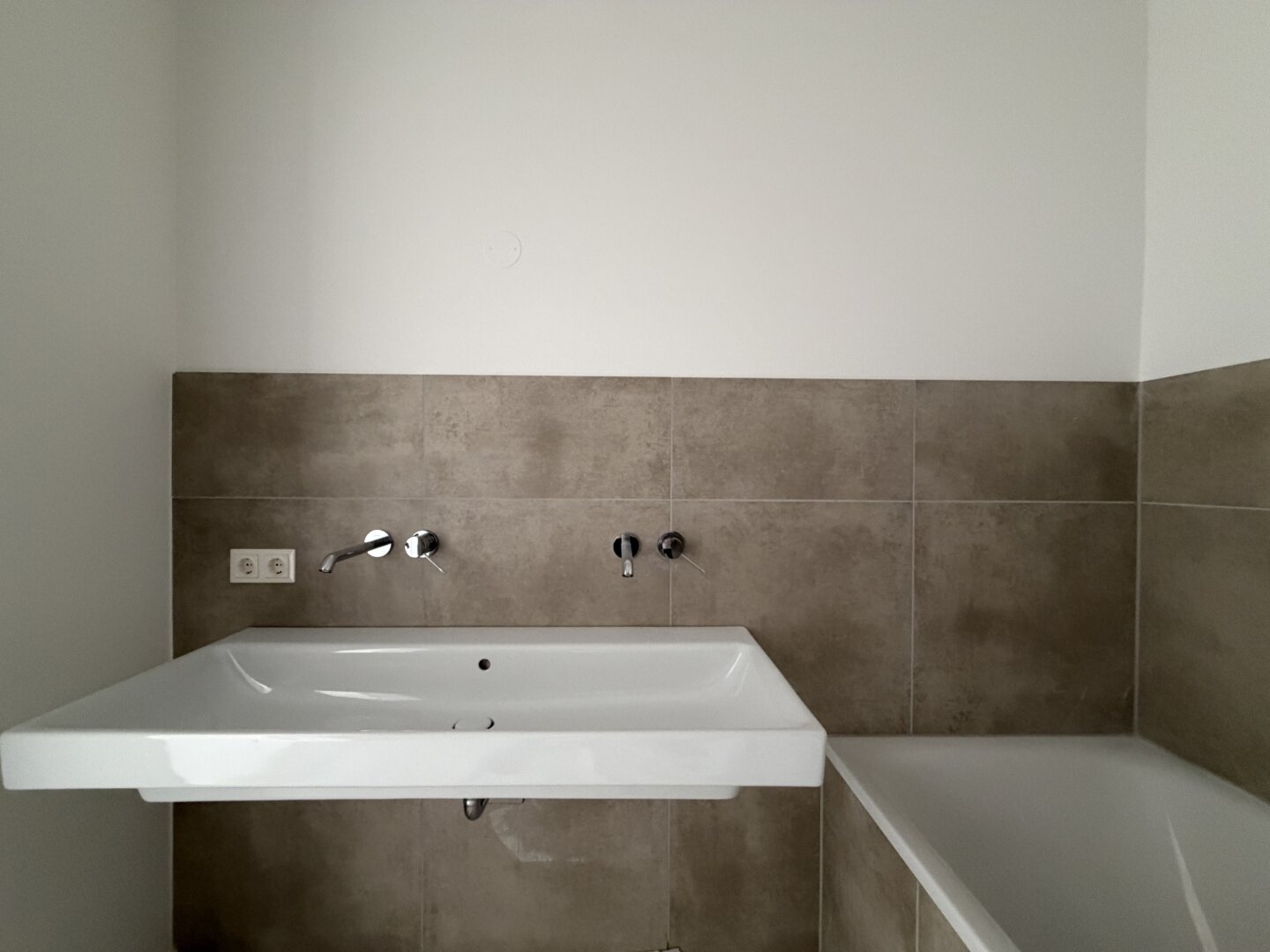 Bad mit Wanne und Dusche
