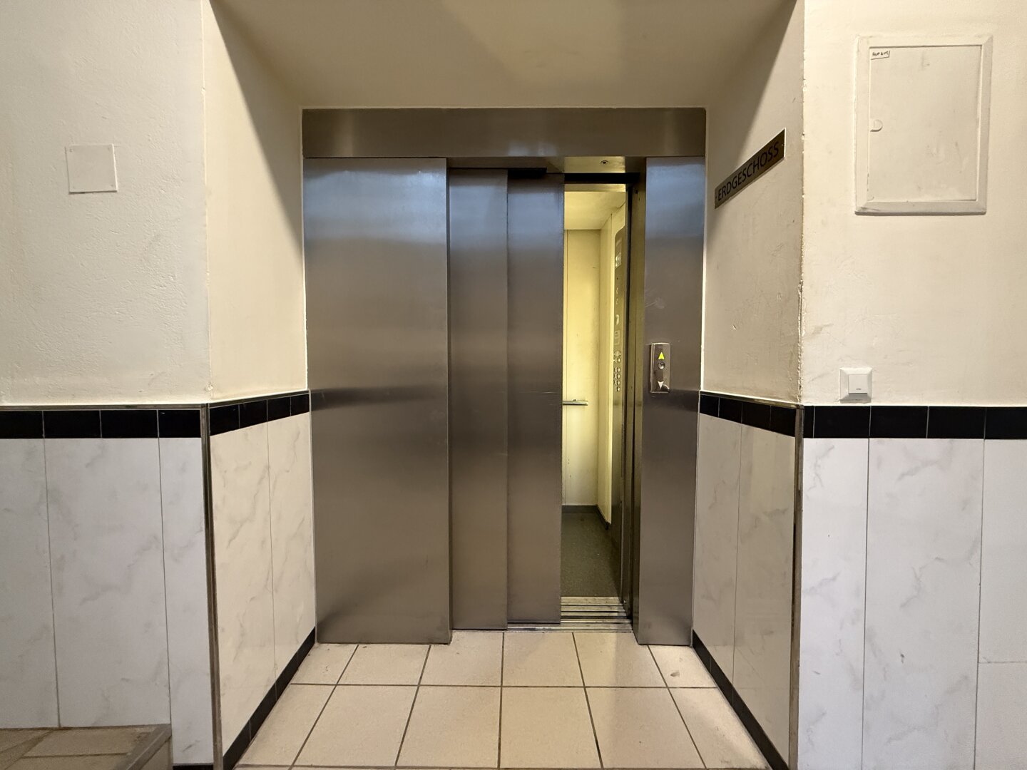 Moderner Personenlift