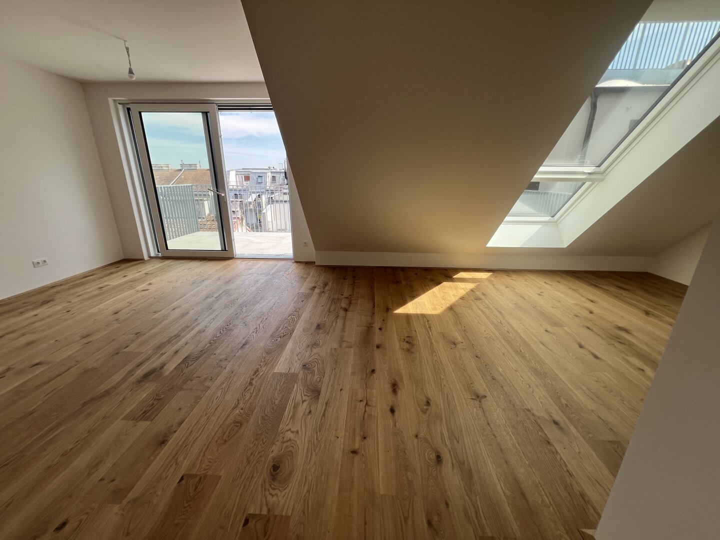 Wohnzimmer mit Balkonausgang