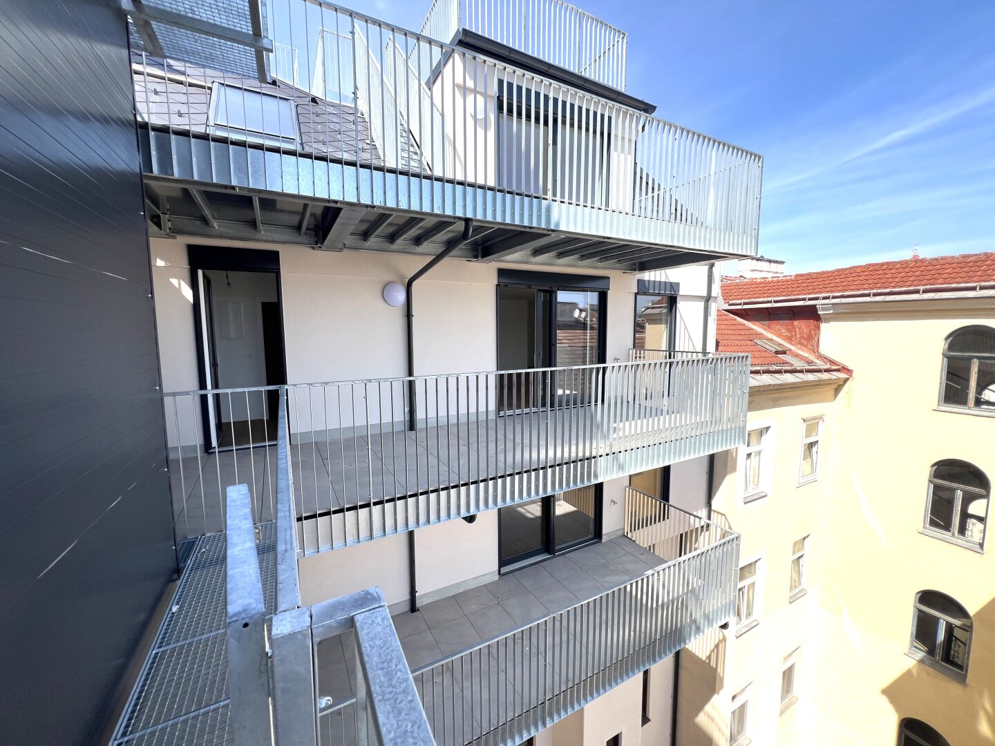 3 Balkone im Innenhof